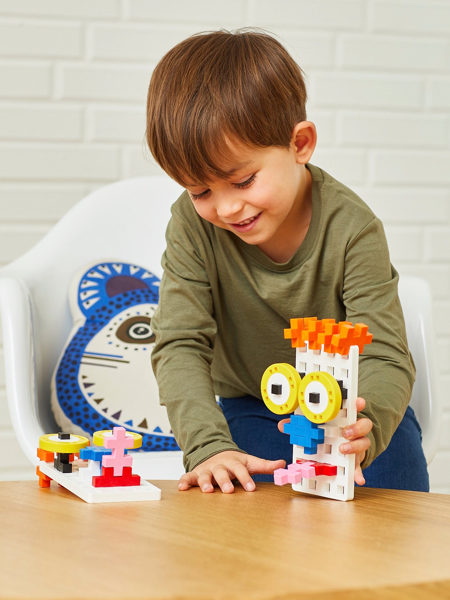BIG Wheels – 4 Red wheels with 4 blue and 4 yellow hubs